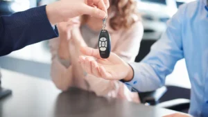 Entrega de la llave de un coche de segunda mano en un concesionario