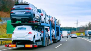 Camión portavehículos cargado con coches circulando por una autopista europea